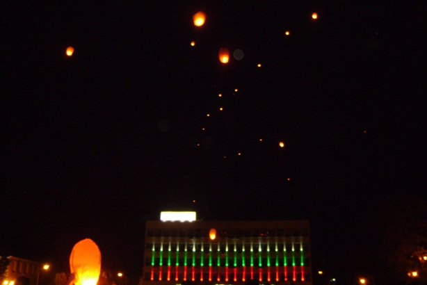 Стотици хартиени фeнери  полетяха в небето над Габрово тази вечер.
