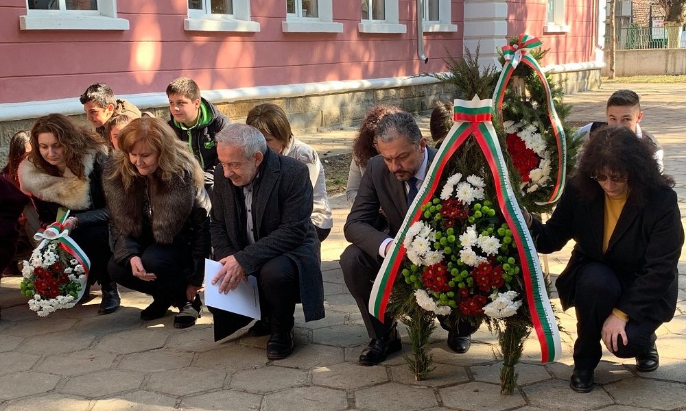 Иван Иванов и Здравка Лалева поднесоха цветя пред паметника на Апостола ...