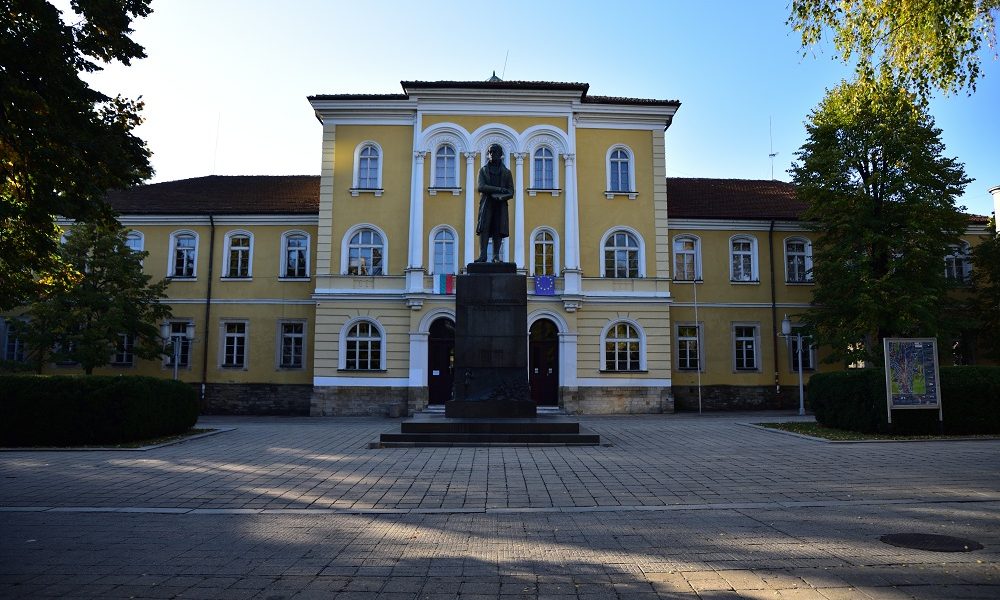 Президентът удостои Национална Априловска гимназия с отличие | Gabrovo News