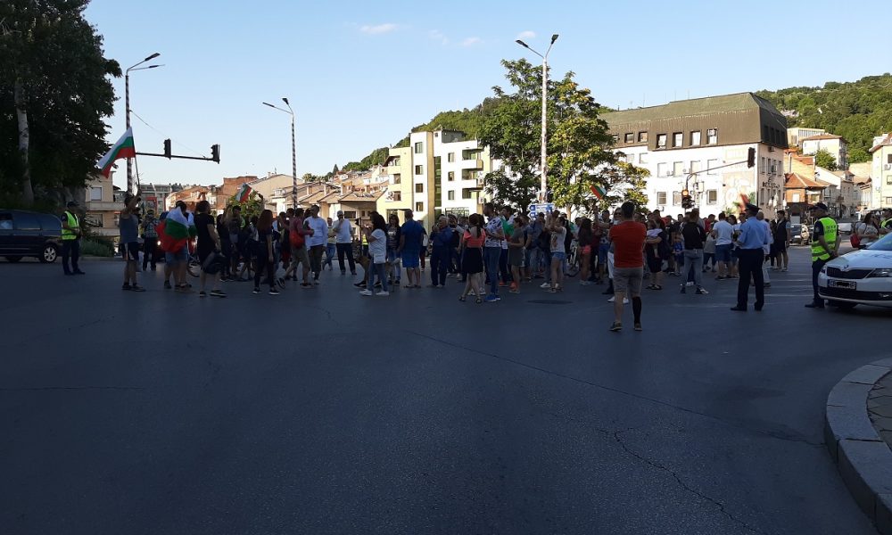 Протестиращи блокираха кръстовище в центъра на Габрово | Gabrovo News