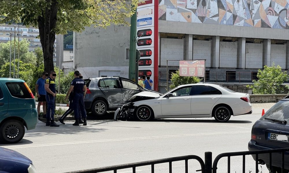 Две коли се удариха тежко до бензиностанция в Габрово | Gabrovo News