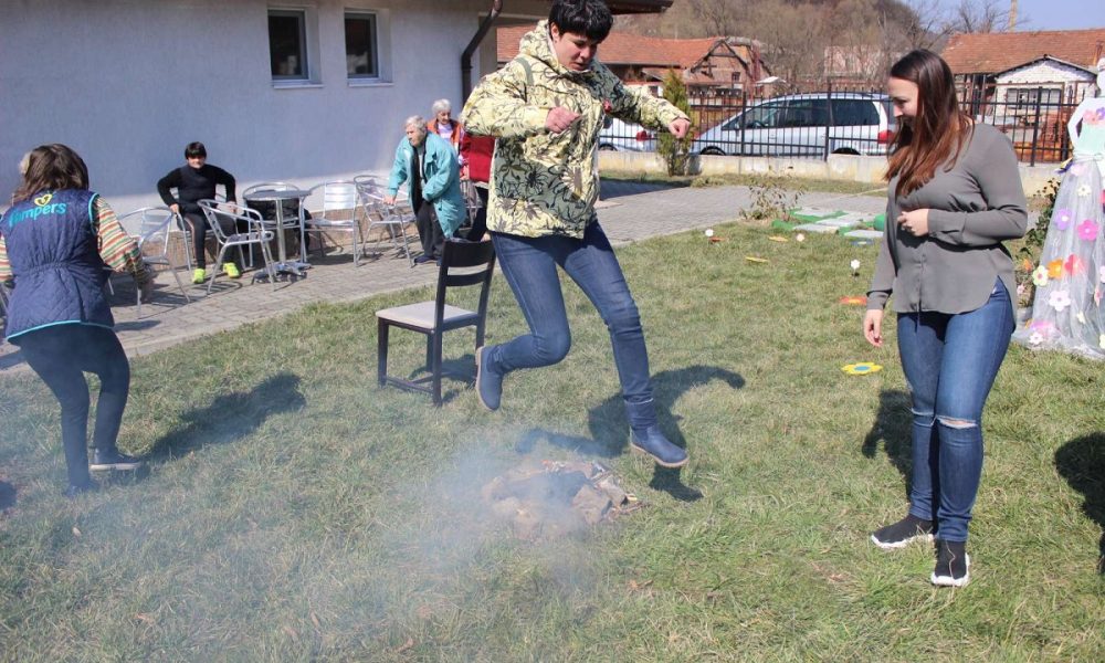 Трявна отбеляза Благовещение с прескачане на обреден огън | Gabrovo News