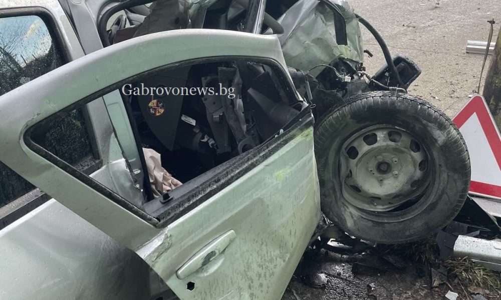 Жестока катастрофа в Габрово: Джип се удари в уличен стълб! (снимки ...