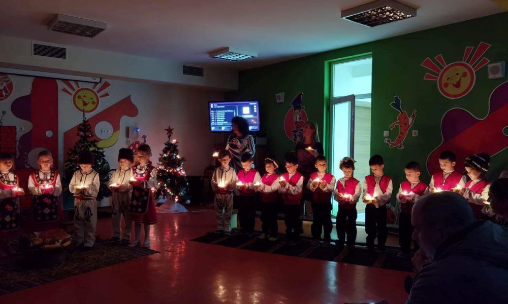 Деца от ДГ "Слънце" представиха възстановка на Бъдни вечер и Коледарски ...