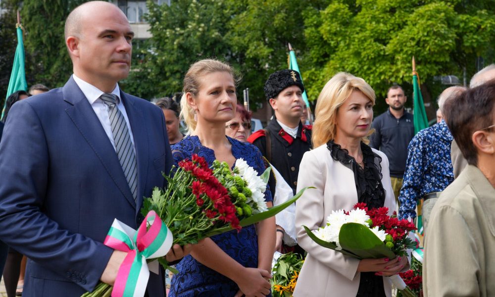 С поднасяне на цветя Габрово почете Съединението на България | Gabrovo News