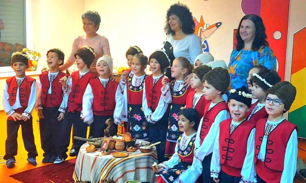 Деца от ДГ "Слънце" пресъздадоха зимните празници и обичаи | Gabrovo News