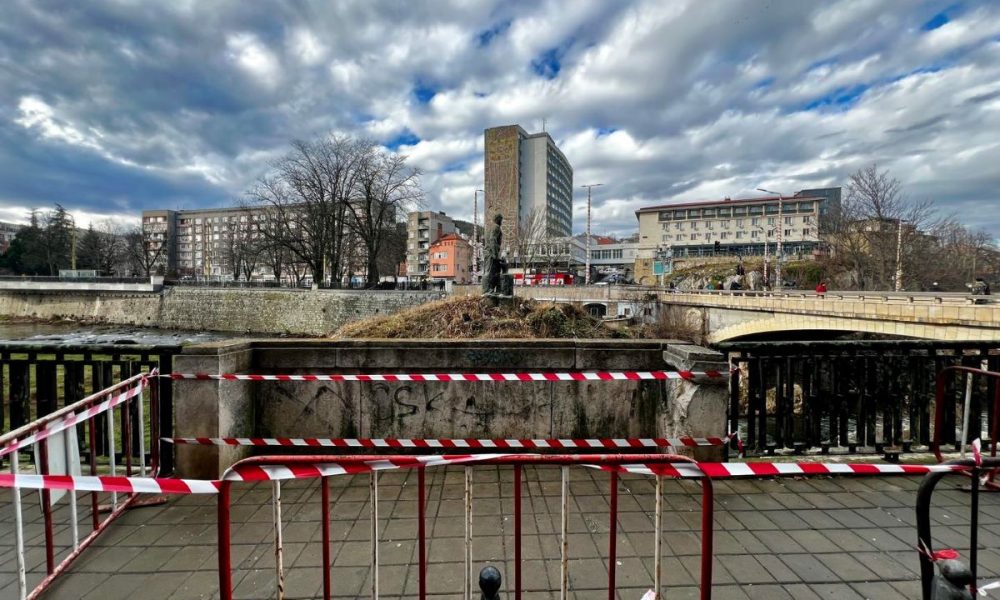 Погледна площадка над река Янтра се пропука опасно в центъра на Габрово ...
